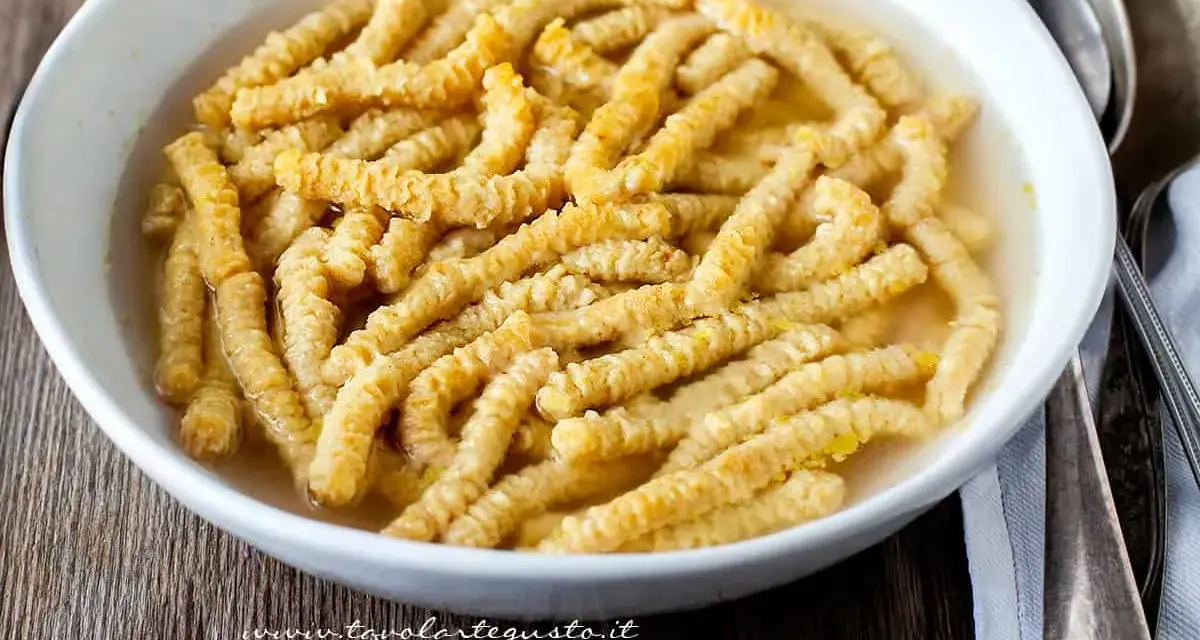 Passatelli in brodo, un classico della cucina romagnola. La ricetta perfetta per un piatto confortante e saporito.