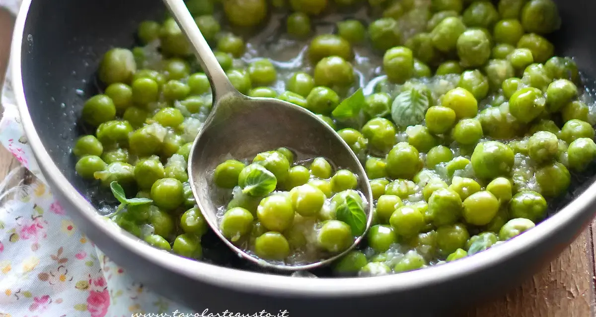 Piselli freschi in padella, conditi con erbe aromatiche e un filo d'olio. Un contorno semplice e gustoso.