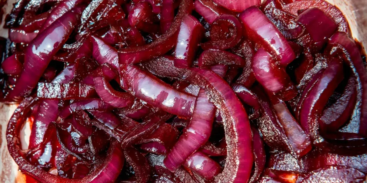 Cipolla rossa caramellata, lucida e succosa, pronta per arricchire ogni piatto con il suo sapore dolce e intenso.
