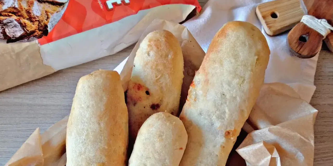Deliziosi filoncini di pane, dorati e fragranti, pronti per essere gustati.