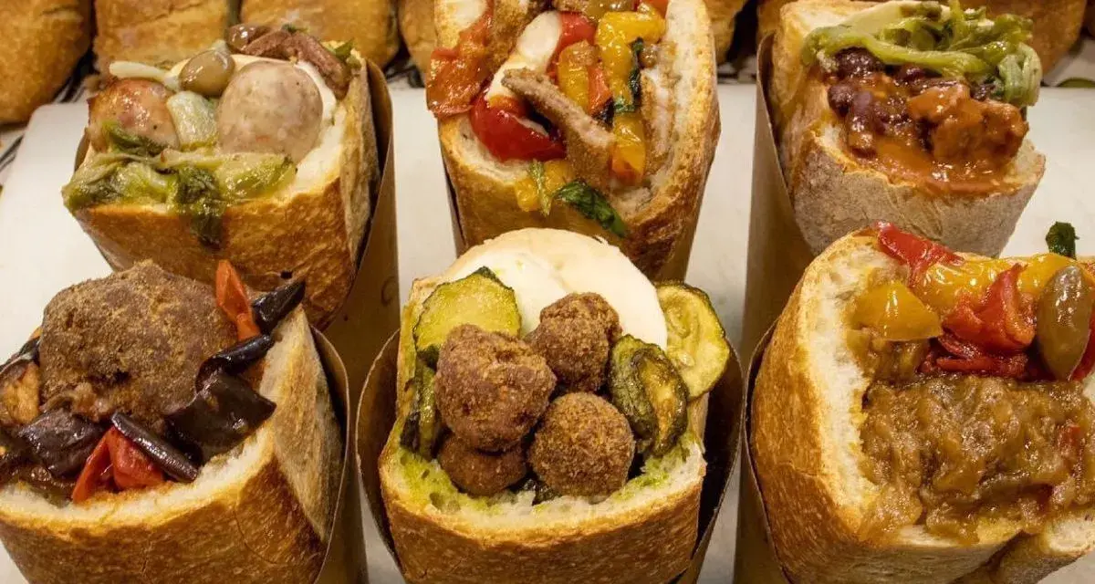 Sei cuzzetielli napoletani, pane farcito con polpette, verdure e salsiccia. Un'esplosione di sapori!