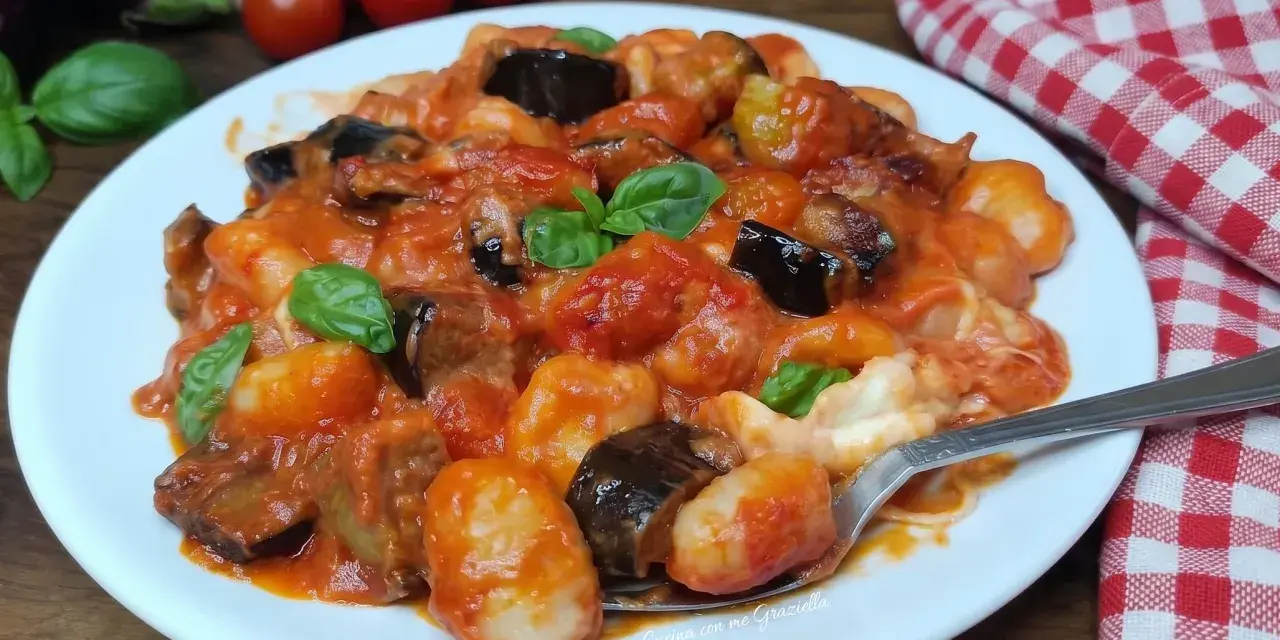 Gnocchi all'ortolana con melanzane, pomodorini e basilico fresco, un piatto colorato e saporito.