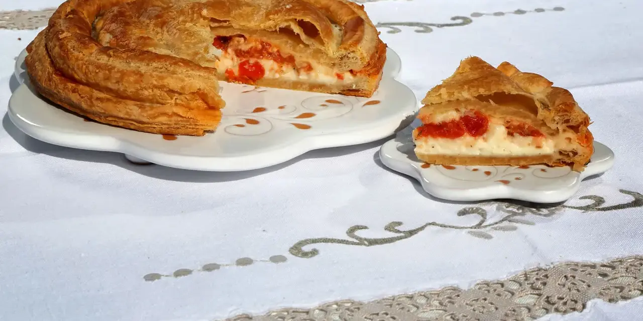 Rustico leccese con sfoglia dorata e ripieno cremoso di ricotta e pomodorini. Un assaggio di Puglia.