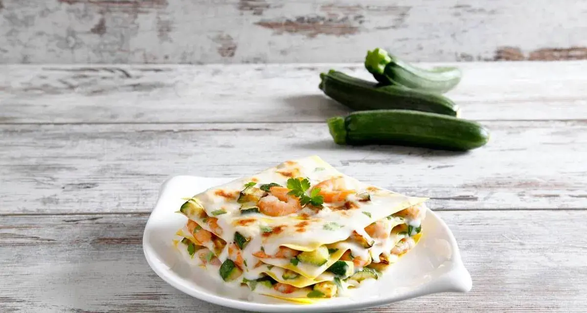 Lasagna estiva con zucchine e gamberetti, un piatto leggero e saporito, perfetto per le giornate calde.