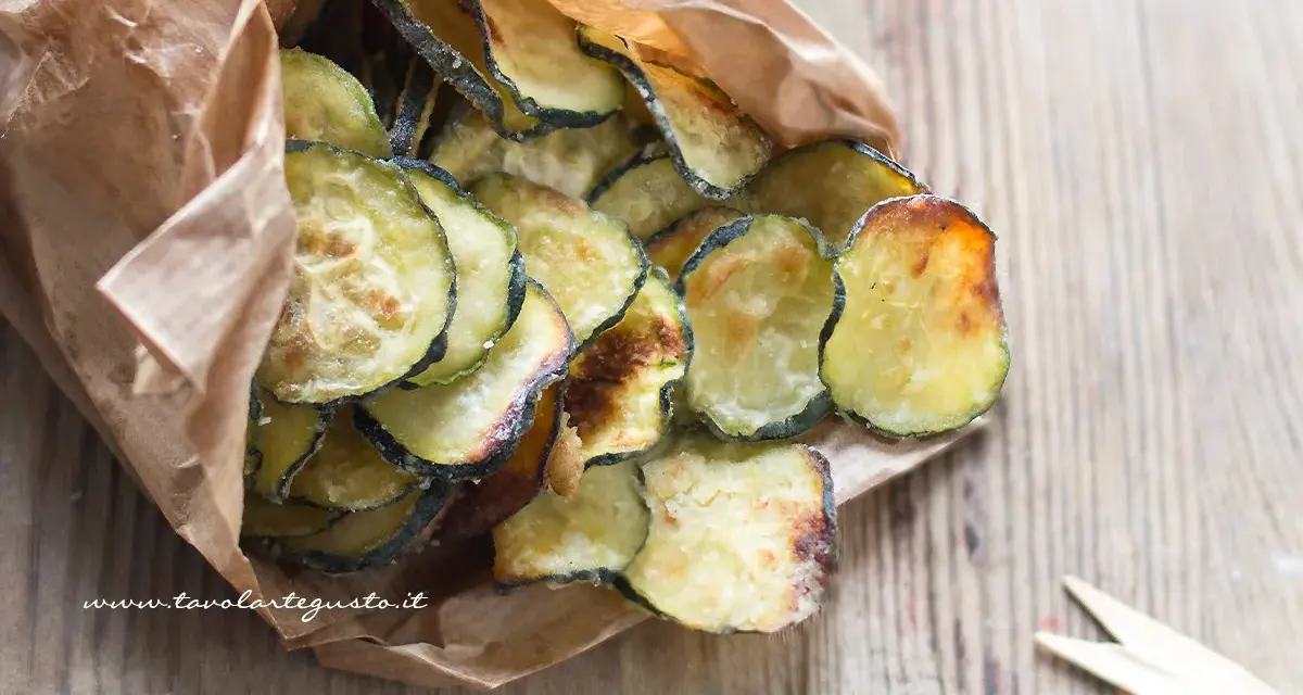 Delizioso contorno di zucchine fritte, croccanti e dorate, servite in un sacchetto di carta.