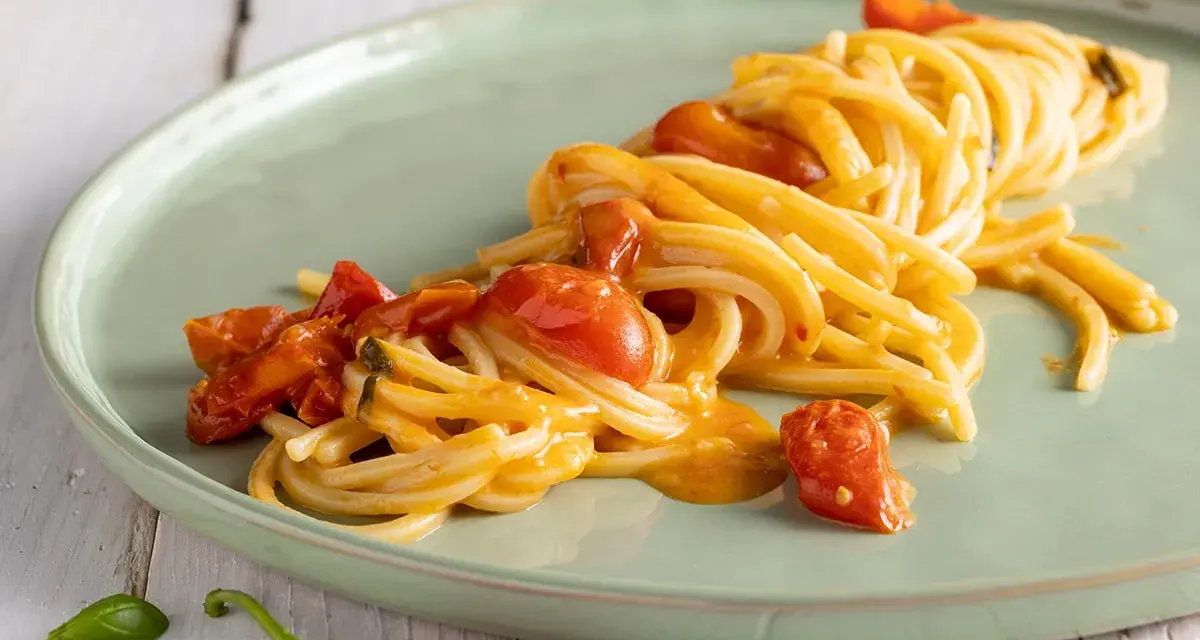 Spaghetti al sugo di pomodoro e peperoncino, un classico della scarpariello ricetta.