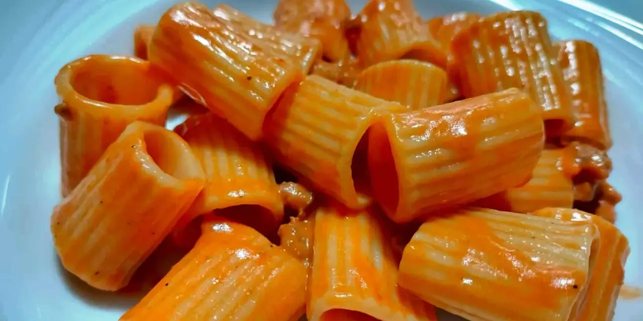 Un primo piatto invitante: rigatoni conditi con un sugo rosso cremoso, un'autentica pasta alla carcerata.