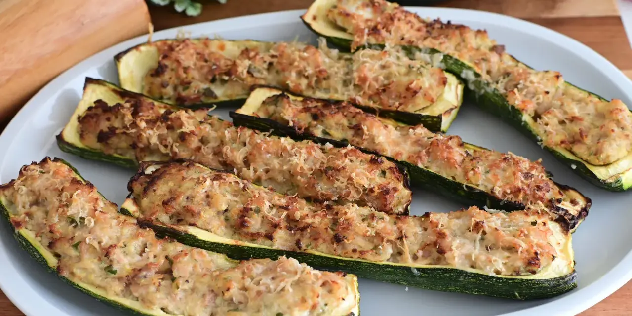 Zucchine ripiene velocissime, dorate e gratinate, pronte per essere gustate. Un piatto semplice e saporito.