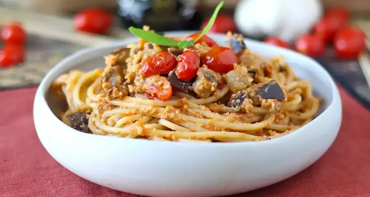Spaghetti al tonno ricetta della nonna: un piatto gustoso con melanzane, pomodorini e basilico.