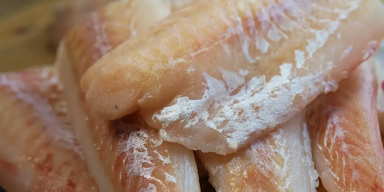 Tranci di palombo freschi e succulenti, pronti per essere cucinati. La carne bianca e rosata promette un sapore delicato.