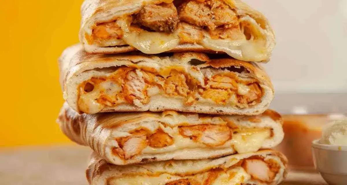 Scacce ragusane impilate, con ripieno di pollo e formaggio filante, un vero piacere per il palato.
