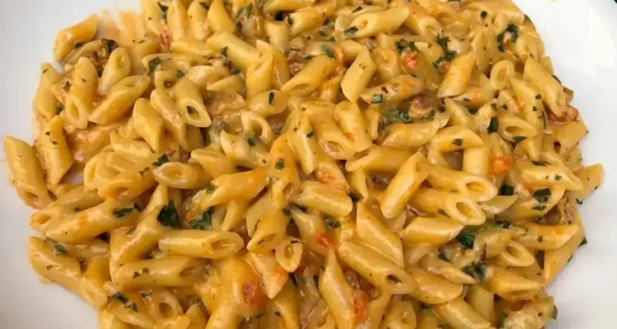 Un piatto invitante di penne ai 7 peccati, condite con una salsa cremosa e erbe aromatiche. Un vero peccato non assaggiarle!