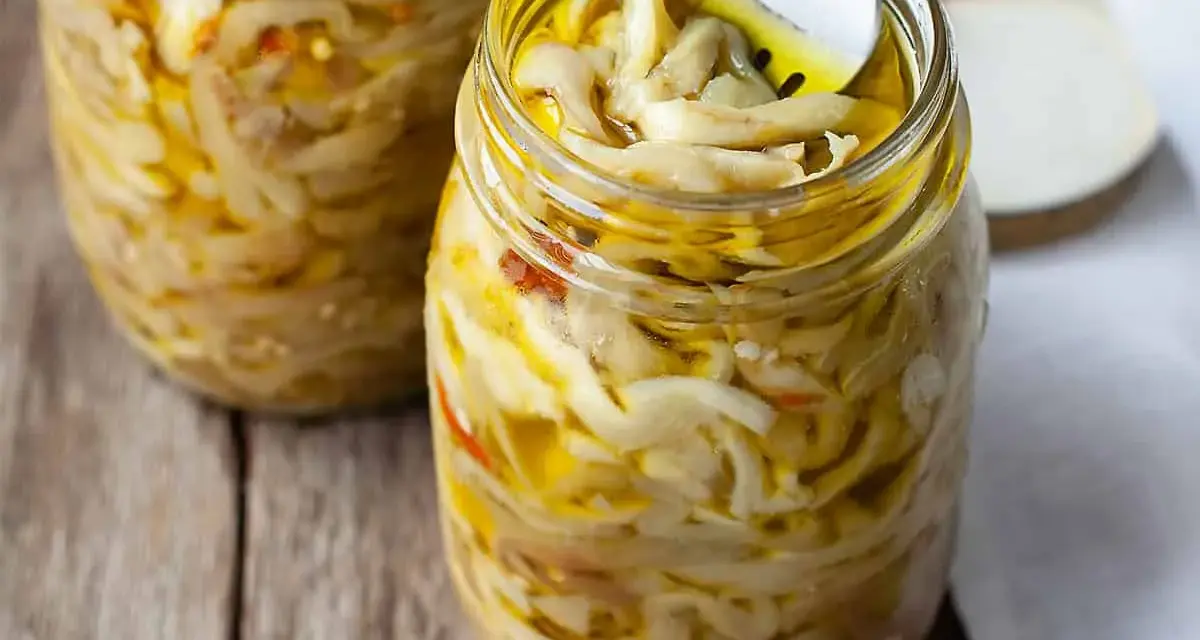Melanzane sott'olio a crudo in barattoli, pronte per essere gustate. Un sapore autentico e genuino.