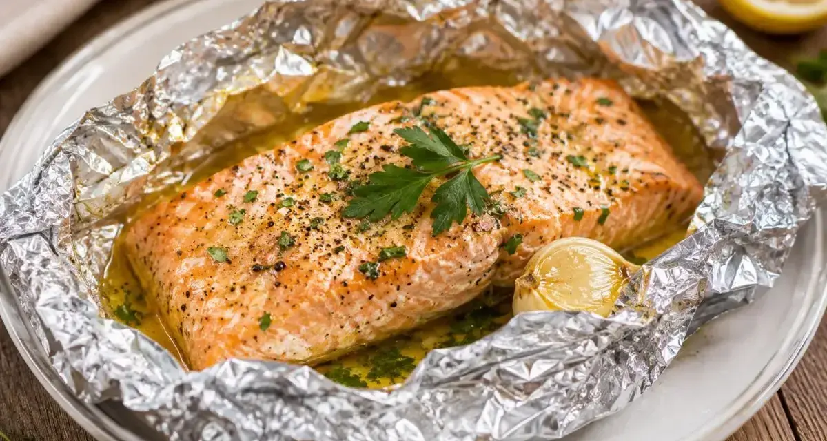 Succulento salmone al cartoccio, cotto con aglio e prezzemolo, pronto per essere gustato.