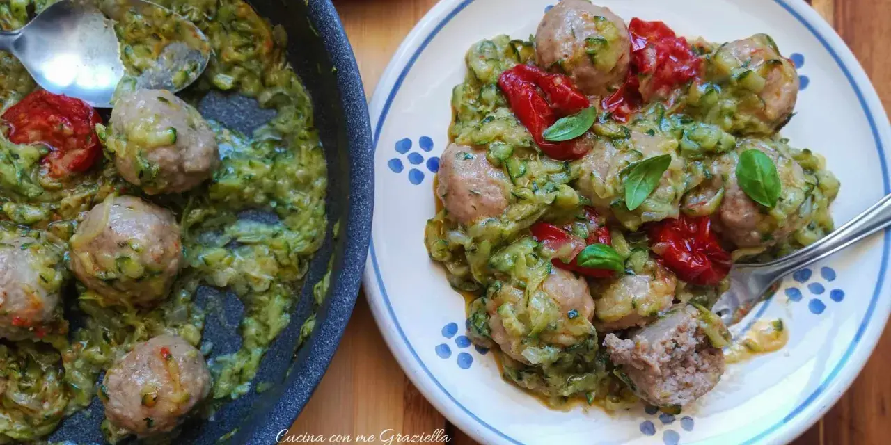 Polpette di zucchine in padella, gustose e leggere, servite con pomodorini e basilico fresco.