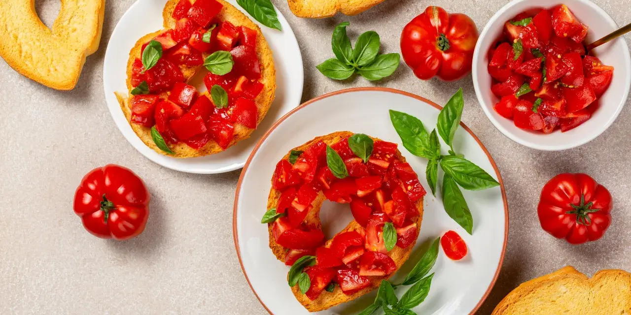 Friselle condite con pomodoro fresco e basilico, un modo semplice per imparare come farcire le friselle per un antipasto gustoso.