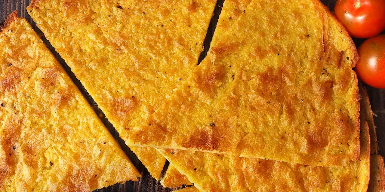 Fetta di cecina dorata, croccante e profumata, pronta per essere gustata. Una deliziosa cecina ricetta da provare subito!