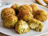 Polpette di zucchine in friggitrice ad aria, croccanti fuori e morbide dentro, con un cuore filante di formaggio.
