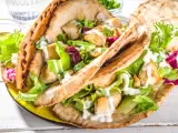 Pita ripiena di pollo e insalata fresca, condita con una cremosa salsa yogurt.