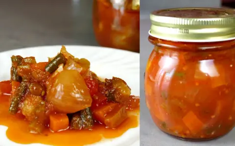 Un delizioso antipasto piemontese ricetta originale: verdure miste sott'olio, servito su un piatto bianco e in un barattolo di vetro.