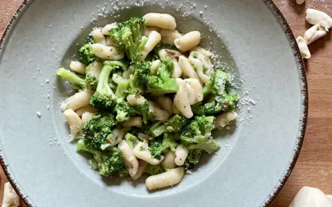 Cavatelli con broccoli e acciughe, un classico su come condirli. Spolverata di parmigiano.