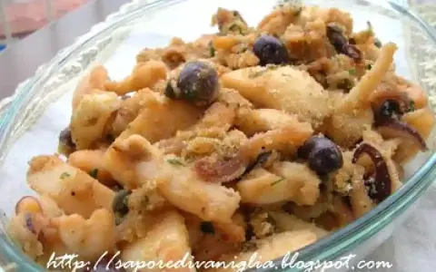 Deliziosi seppie gratinate al forno, croccanti e saporite, con olive nere e prezzemolo.
