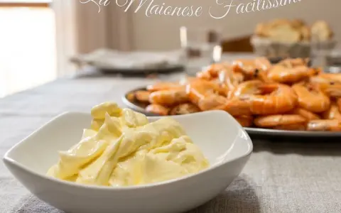 Una ciotola di maionese fatta in casa, perfetta per accompagnare gamberi e pane. Una maionese ricetta facile e veloce.