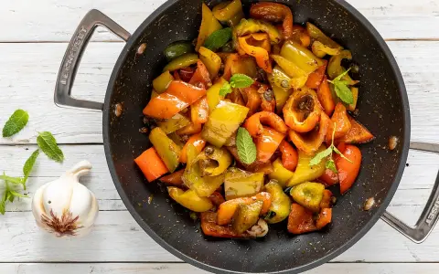 Peperoni in padella, colorati e succosi, cotti con aglio e menta. Un contorno saporito e facile da preparare.