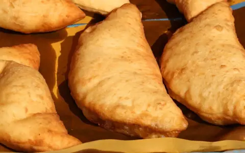 Panzerotti di melanzane dorati e fragranti, pronti per essere gustati.