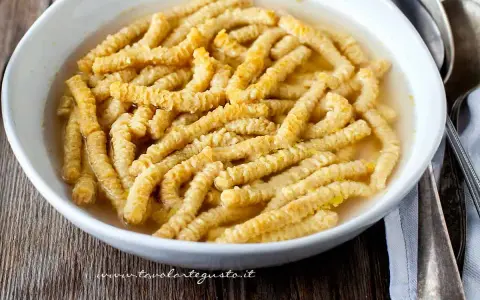 Passatelli in brodo, un classico della cucina romagnola. La ricetta perfetta per un piatto confortante e saporito.
