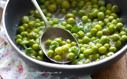 Piselli freschi in padella, conditi con erbe aromatiche e un filo d'olio. Un contorno semplice e gustoso.