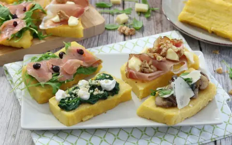 Deliziosi crostini di polenta misti: con salmone affumicato, spinaci e ricotta, prosciutto e noci, o funghi e parmigiano.