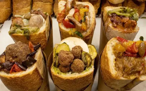 Sei cuzzetielli napoletani, pane farcito con polpette, verdure e salsiccia. Un'esplosione di sapori!