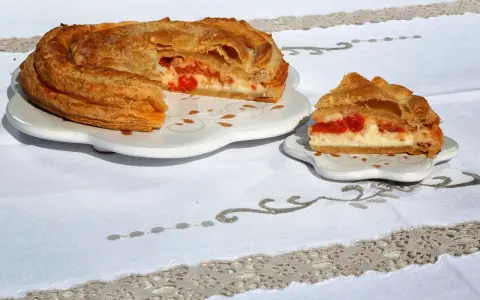 Rustico leccese con sfoglia dorata e ripieno cremoso di ricotta e pomodorini. Un assaggio di Puglia.