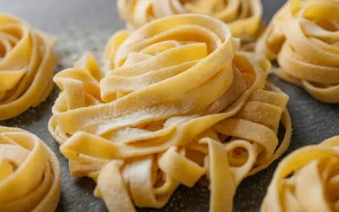 Nidi di pasta fresca, pronti per una deliziosa pasta fresca ricetta.