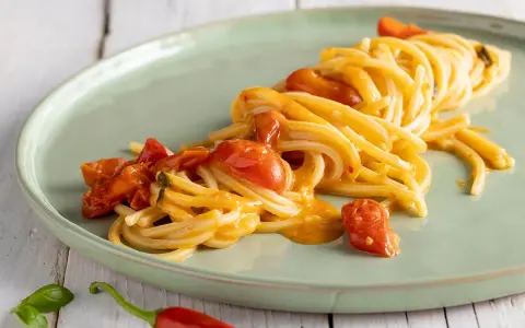 Spaghetti al sugo di pomodoro e peperoncino, un classico della scarpariello ricetta.
