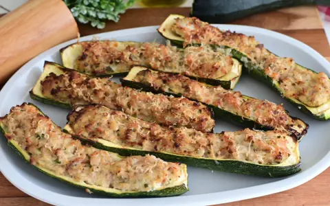 Zucchine ripiene velocissime, dorate e gratinate, pronte per essere gustate. Un piatto semplice e saporito.