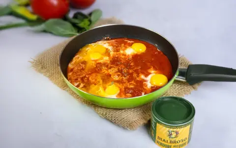 Uova in padella con sugo di pomodoro, un'idea per una frico ricetta veloce e gustosa.