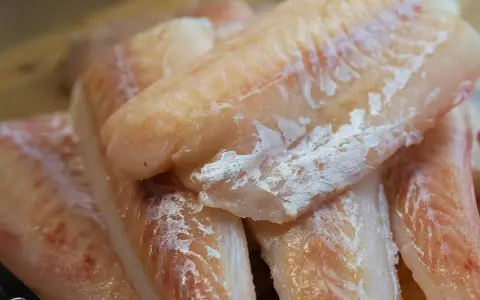 Tranci di palombo freschi e succulenti, pronti per essere cucinati. La carne bianca e rosata promette un sapore delicato.