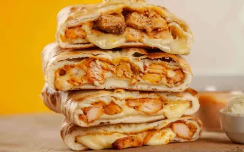 Scacce ragusane impilate, con ripieno di pollo e formaggio filante, un vero piacere per il palato.