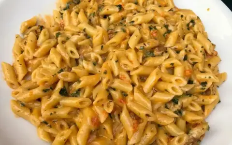 Un piatto invitante di penne ai 7 peccati, condite con una salsa cremosa e erbe aromatiche. Un vero peccato non assaggiarle!