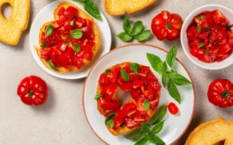 Friselle condite con pomodoro fresco e basilico, un modo semplice per imparare come farcire le friselle per un antipasto gustoso.