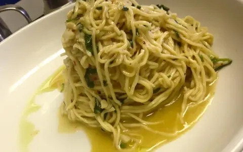 Spaghetti aglio olio e peperoncino cremosi, un piatto semplice ma ricco di sapore, con un filo d'olio che invita al primo assaggio.