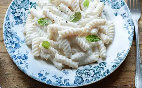 Fusilli cremosi con ricotta, un classico profumato, la pasta con ricotta ricetta della nonna che scalda il cuore.