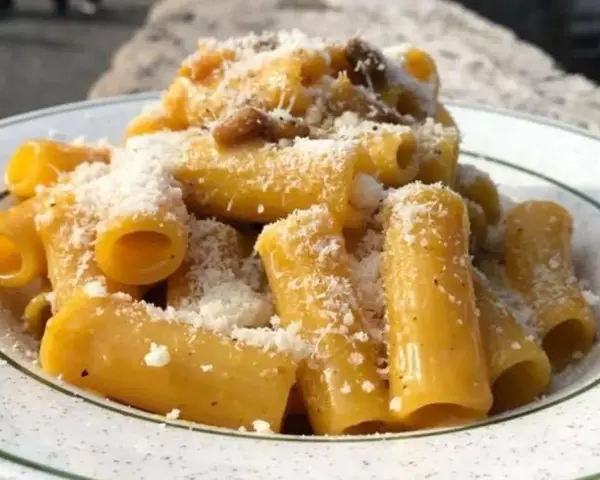 Rigatoni cremosi, un assaggio della vera carbonara ricetta originale romana Sora Lella, con guanciale croccante e pecorino romano.