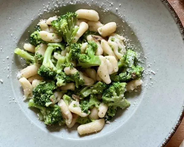 Cavatelli con broccoli e acciughe, un classico su come condirli. Spolverata di parmigiano.