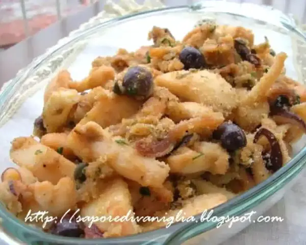 Deliziosi seppie gratinate al forno, croccanti e saporite, con olive nere e prezzemolo.