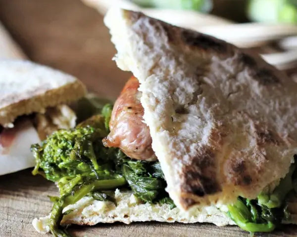 Torta al testo ripiena di salsiccia e verdure, un sapore autentico.