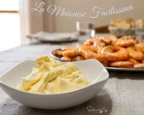 Una ciotola di maionese fatta in casa, perfetta per accompagnare gamberi e pane. Una maionese ricetta facile e veloce.