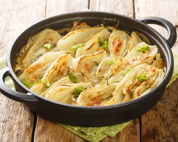 Finoçchi in padella con pangrattato, dorati e profumati, pronti per essere gustati.
